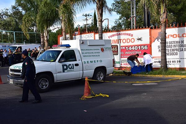 Al lugar arribó personal de la Procuraduría General de Justicia del Estado para las diligencias de levantamiento del cadáver y su traslado al Servicio Médico Forense. / César RODRÍGUEZ