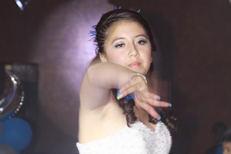Vane baila su primer vals al llegar a la edad de las ilusiones. / Tomás BAÑOS