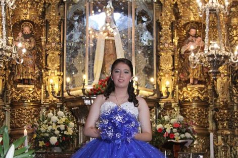 La quinceañera Vannesa agradeció al Todopoderoso al cumplir sus quince años. / Tomás BAÑOS