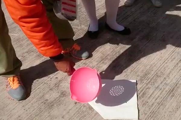 El docente Núñez George explicó una manera de observar el eclipse sin riesgos, usando utensilios de cocina: los trastes pueden ser orientados directamente a los rayos del Sol y observar en el suelo la imagen que proyecta, en la cual las perforaciones se cubrirán conforme avance el fenómeno. / Jesús LIMA