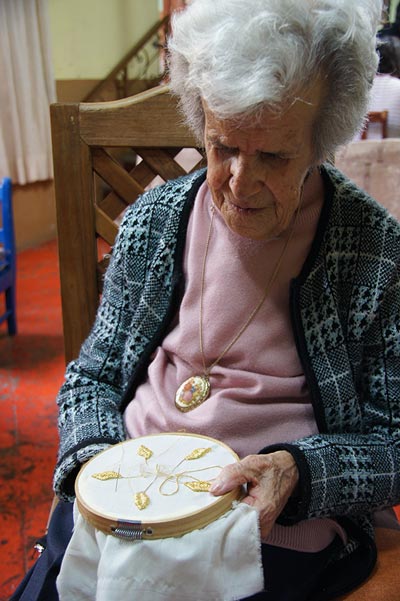 Hasta sus 92 años, Carolina Hernández Castillo (+) cumplió su promesa de bordar el vestido y manto a la Virgen de la Caridad. / Isabel AQUINO