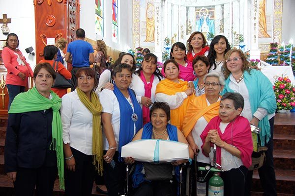 El equipo de bordadoras del vestido y manto de la Virgen de la Caridad. / Isabel AQUINO