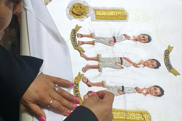 Más allá de ser un arte sacro, el bordado del vestido y manto para la Virgen de la Caridad que se venera en Huamantla, es una manera de agradecer la intercesión celestial en la vida de cada persona. / Isabel AQUINO