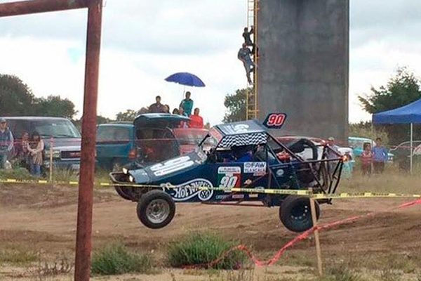 Velocidad, adrenalina y espectaculares “vuelos” de los vehículos en la pista de terracería fue parte del evento motor que reunió a 35 pilotos. / Fabiola VÁZQUEZ