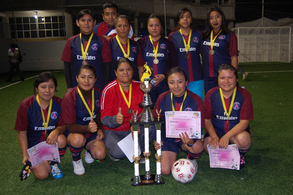 Atlético fue el equipo que ganó el segundo lugar de la justa, el trofeo lo recibió la capitana. / Fabiola VÁZQUEZ