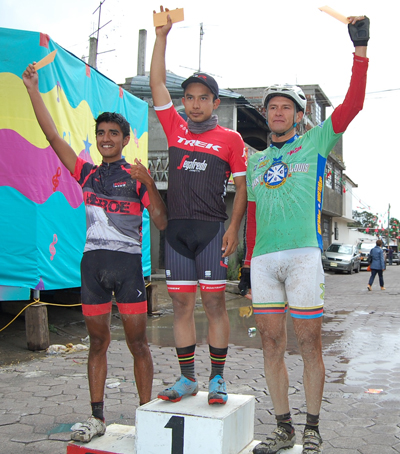 Juan Manuel Juárez fue el vencedor de la carrera de montaña MTB de Cuahuixmatlac en la categoría élite, tras recorrer un circuito de 20 kilómetros en dos vueltas, compartió el pódium con Héctor Hernández y Nicolás Aroche. / Fabiola VÁZQUEZ