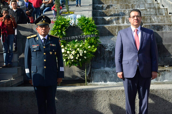 Acompañado por el General de Brigada Diplomado de Estado Mayor, Elpidio Canales Rosas, comandante de la 23 Zona Militar, el gobernador Marco Antonio Mena colocó una ofrenda floral y montó guardia de honor en el monumento a los héroes de la Independencia. / Héctor LORENZO