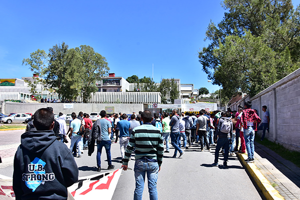 Al llegar a las instalaciones de la Sepe-Uset, una comisión de alumnas de la base estudiantil de la Normal Rural fueron recibidas por el titular y encargados de distintas áreas de la dependencia para iniciar con la negociación del pliego petitorio. / Héctor LORENZO