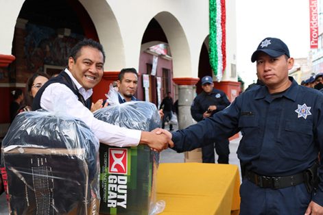 Cada elemento de la policía municipal recibió un paquete que consiste en dos uniformes, un par de zapatos, un par de botas, un playera tipo polo, un gorra, un kepi y una chamarra. / EL SOL DE TLAXCALA