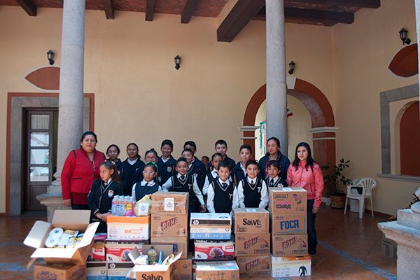Directivos, docentes y alumnos del Centro Escolar Aparicio, en Calpulalpan, entregaron apoyo para familias damnificadas de Oaxaca. / Manuel MORALES