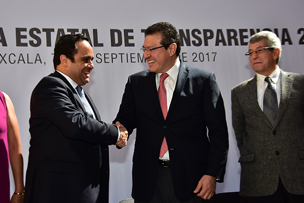 El comisionado presidente del Instituto Nacional de Transparencia, Acceso a la Información y Protección de Datos, Francisco Javier Acuña Llamas, y el gobernador de Tlaxcala, Marco Antonio Mena Rodríguez, pusieron en marcha las actividades de la Décima Semana Estatal de la Transparencia. / Héctor LORENZO