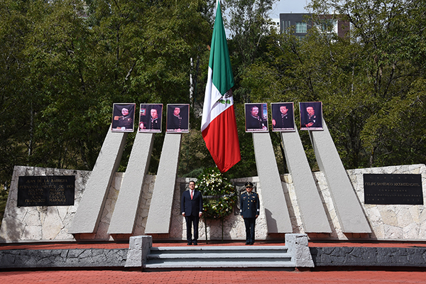 El gobernador Marco Antonio Mena y el comandante de la 23 Zona Militar, Elpidio Canales, depositaron una ofrenda floral y montaron guardia de honor en el monumento a los Niños Héroes. / Jesús LIMA