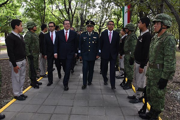 En el monumento ubicado en el Parque de la Juventud de la ciudad capital, el comandante de la 23 Zona Militar, Elpidio Canales Rosas, destacó que el soldado mexicano ha estado y estará siempre para luchar contra las amenazas externas e internas que amenacen al país. / Jesús LIMA