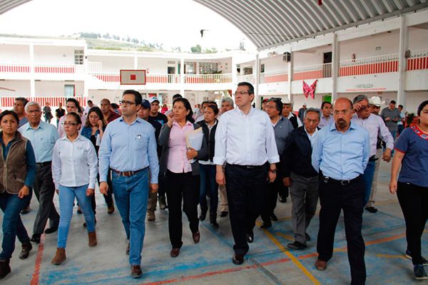 Durante su visita a la primaria “Emilio Carranza”, de Tepeyanco, el gobernador Marco Antonio Mena recomendó a los directivos de las escuelas atender las indicaciones de las autoridades con la finalidad de garantizar la seguridad de los estudiantes. / EL SOL DE TLAXCALA
