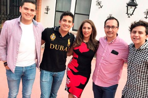 El químico Alejandro Martínez, su esposa Yolanda Chávez e hijos