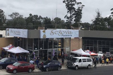 Pastelería Segovia se ubica en avenida Ocotlán, local 12-B, Col. Industrial, Santa Ana Chiautempan, Tlaxcala, frente al Cobat 01