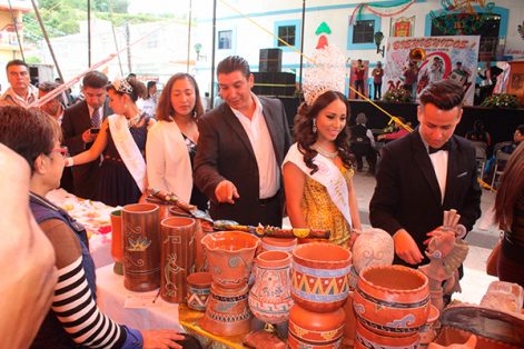 El alcalde dijo que la presencia de los artesanos en esta feria fue una forma de reconocer el esfuerzo de los pequeños comerciantes que mantienen viva la industria artesanal