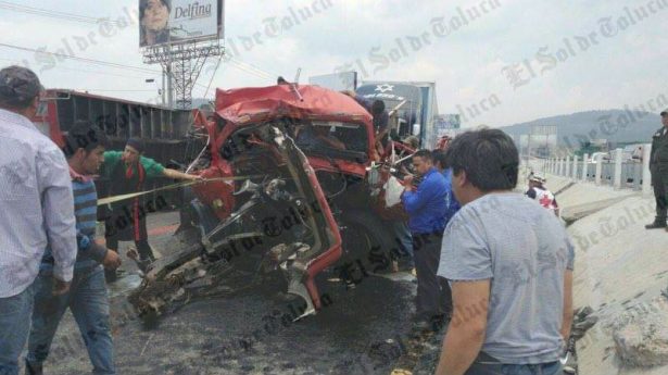 Tráiler vuelca en la México-Toluca; reportan al menos 4 heridos