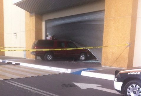 Desconocidos robaron la tienda departamental el jueves por la mañana (Foto especial)