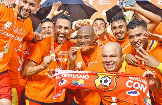 HERNÁN Medford (al centro), ex jugador del Pachuca, es técnico del campeón Herediano de Costa Rica. Foto: Sol de Tulancingo.