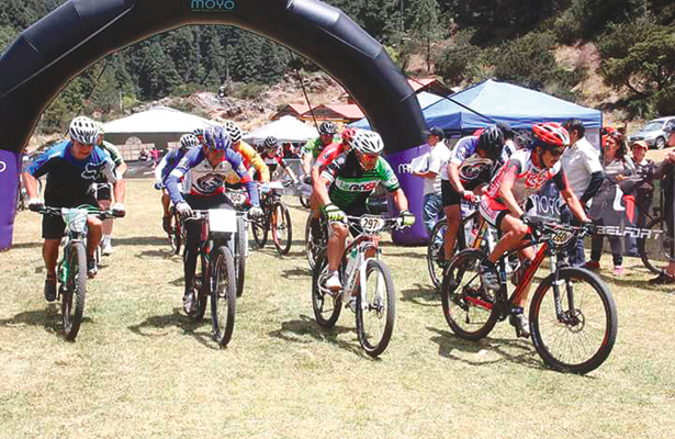 LA CARAVANA de ciclistas de montaña invade, esta mañana, la pista de Chicavasco. Foto: Sol de Tulancingo.