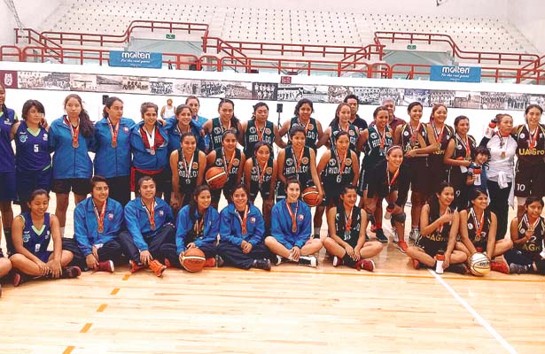 LAS CHICAS de Hidalgo, al centro de la imagen, con sus medallas, tuvieron un gran papel. Foto: Sol de Tulancingo.