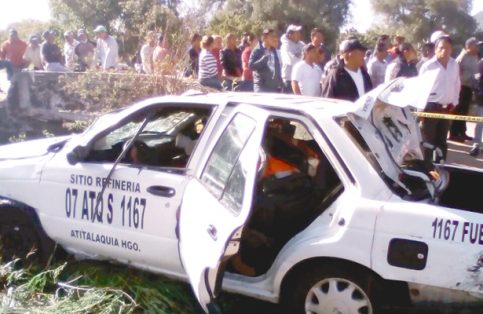 7 ahogados; taxi a un canal, hallan a pasajera desaparecida