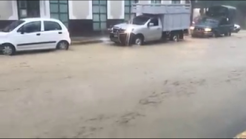 (VIDEO) Fuerte tormenta azota a Huejutla