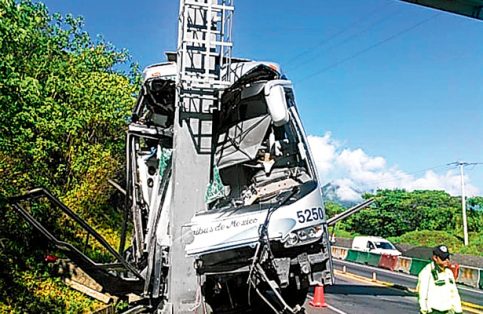 Autobús choca contra anuncio
