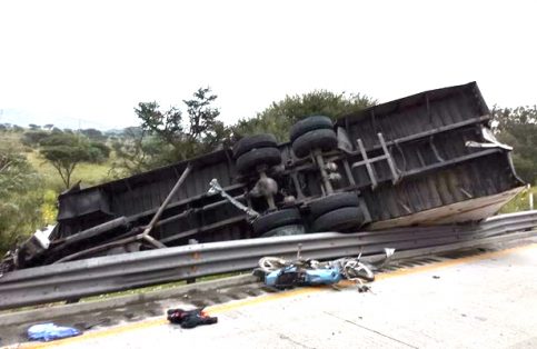 Motociclista muere arrollado por un tráiler en la autopista México-Querétaro