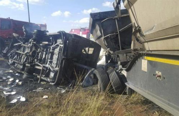 Diecinueve niños mueren en un accidente de bus en Sudáfrica