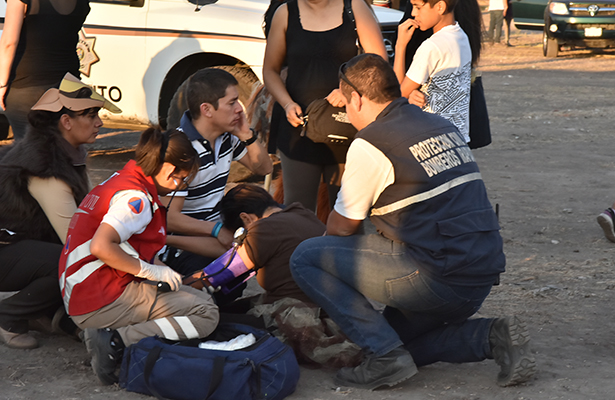 Joven resbala de carro alegórico y este le pasa encima