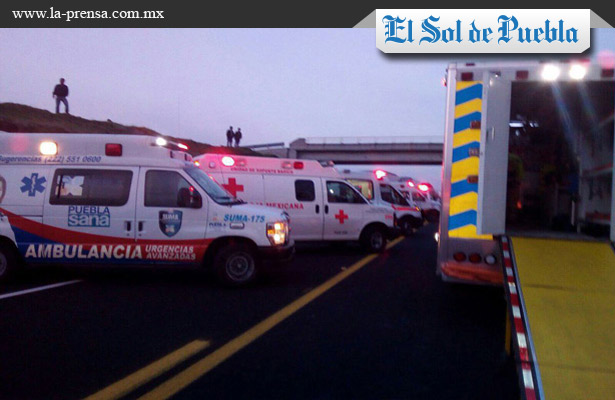 Choque en autopista de Puebla deja un muerto y 30 heridos Choque en autopista de Puebla deja un muerto y 30 heridos