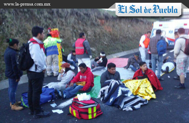 1 muerto y 30 heridos deja choque en la autopista Amozoc - Perote