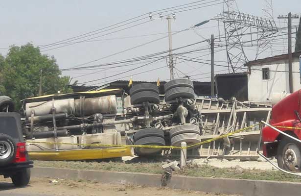 Volcadura de tráiler mata a niño trabajador