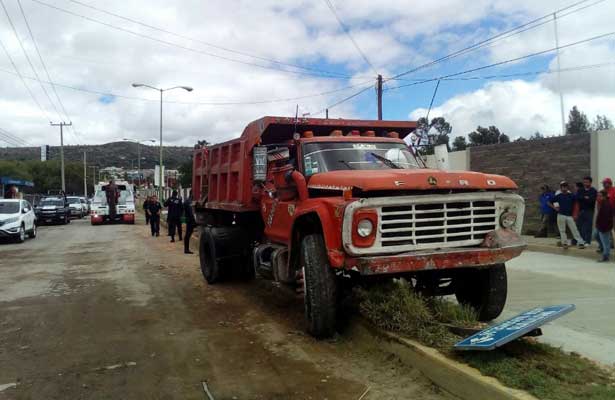 Se impacto camión de volteo con vehículos en persecución en Hidalgo Se impacto camión de volteo con vehículos en persecución en Hidalgo