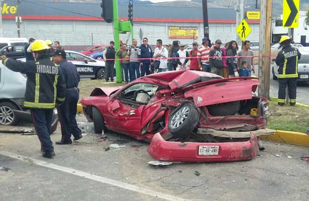 Atropella, mata y al fugarse pasa sobre vehículos, en Hidalgo