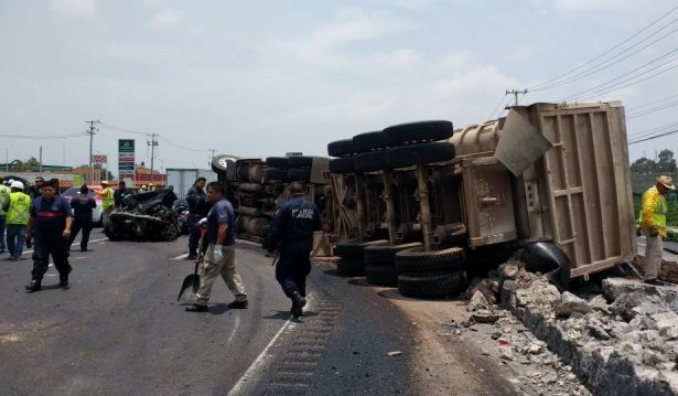 Puebla: Tráiler aplasta a dos autos en la autopista México