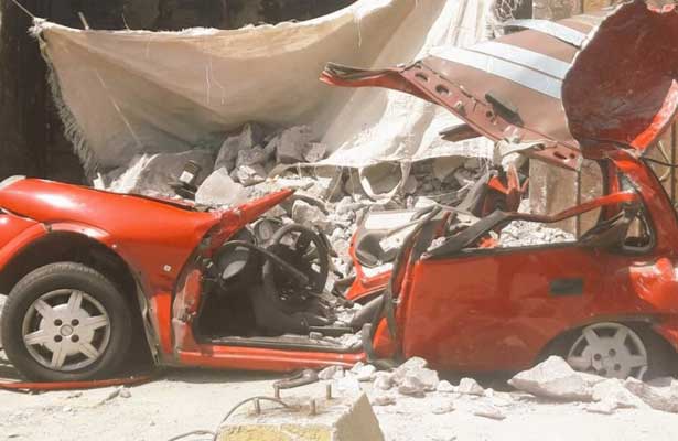 Camión de carga aplasta un automóvil, en Tecámac