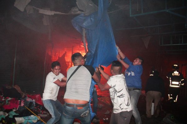 Mercado en Tacuba sufre incendio durante la madrugada