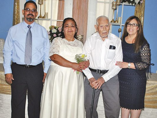 Los contrayentes con el pastor David de los Reyes y esposa.