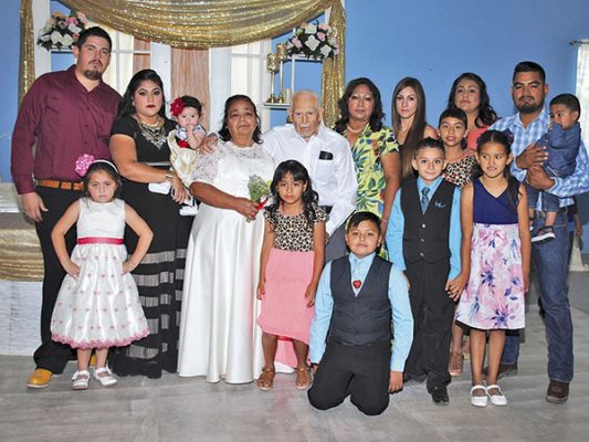 La feliz pareja y familiares.