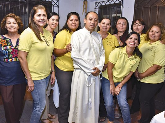 Padre Felipe Galarza y grupo de Adoración Eucarística Perpetua.