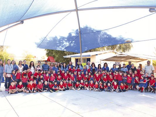 Niños, directivos, docentes e invitados especiales en la inauguración de la sala de lectura.