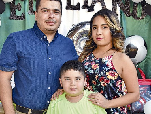 El cumpleañero con sus papás.