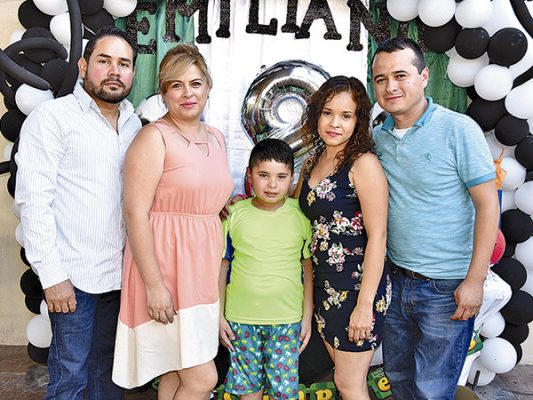 El festejado y sus tíos.