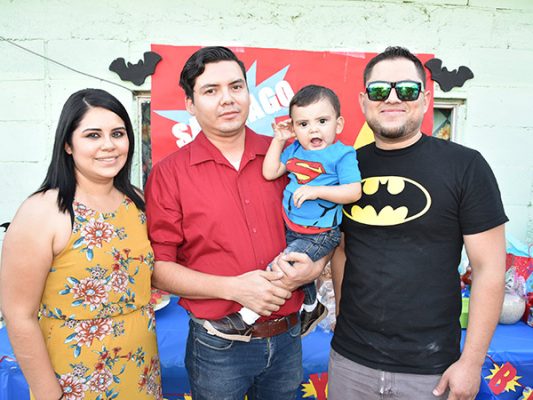 El festejado con sus tíos.