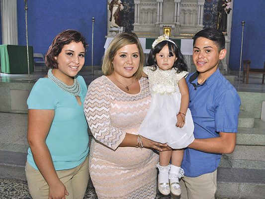 La pequeña con papás y madrina.