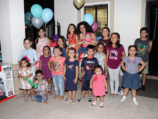 Niños e invitados a la celebración de Renata.
