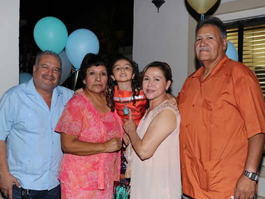 La feliz cumpleañera con sus queridos abuelitos.